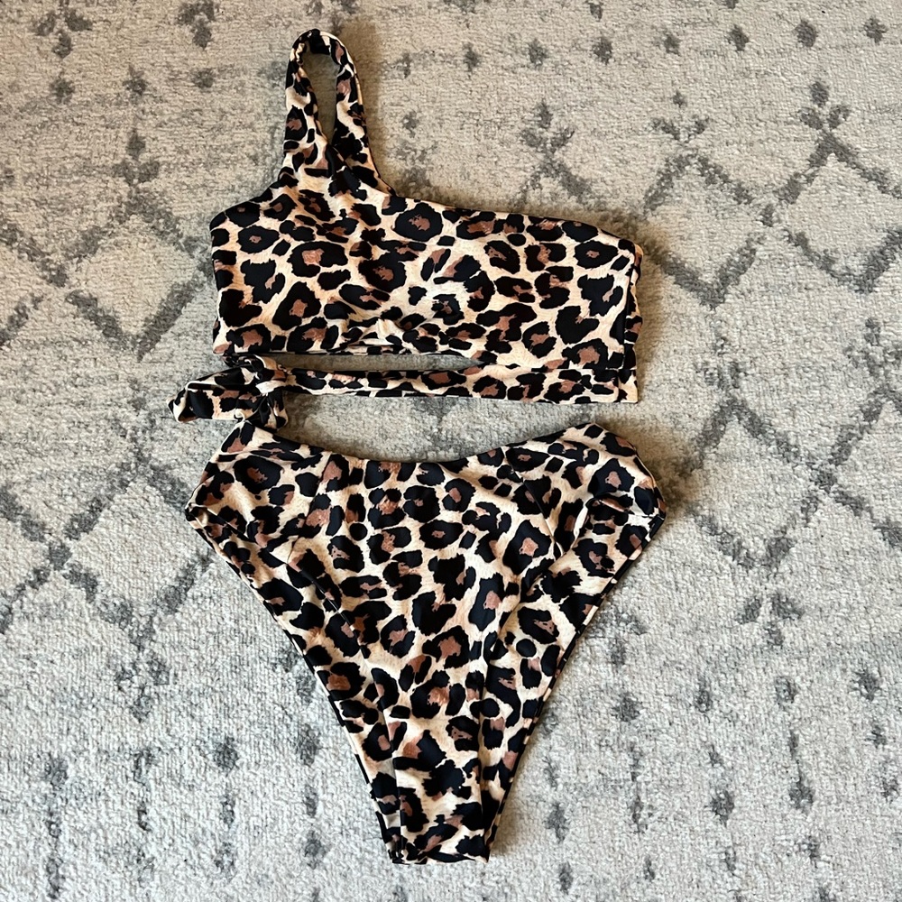 Two piece, one shoulder leopard print swim suit 👙
